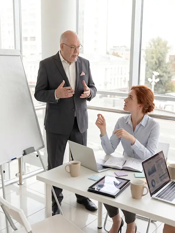 Professionelle Sales Trainings mit Präsentation und Teamgespräch fördert erfolgreiche Kommunikation, Vertriebskompetenz und effektive Zusammenarbeit im Büro