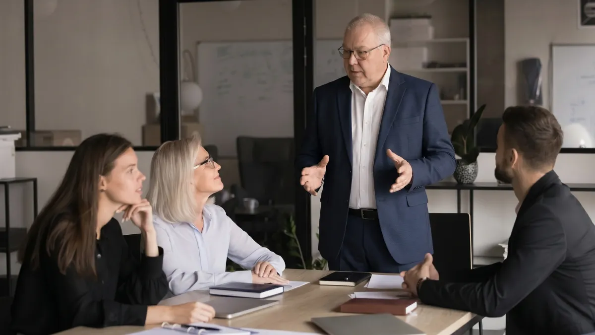Vertriebsberatung im Workshop: Experte diskutiert Wachstumsstrategie mit interdisziplinärem Team - KI-generiertes Bild